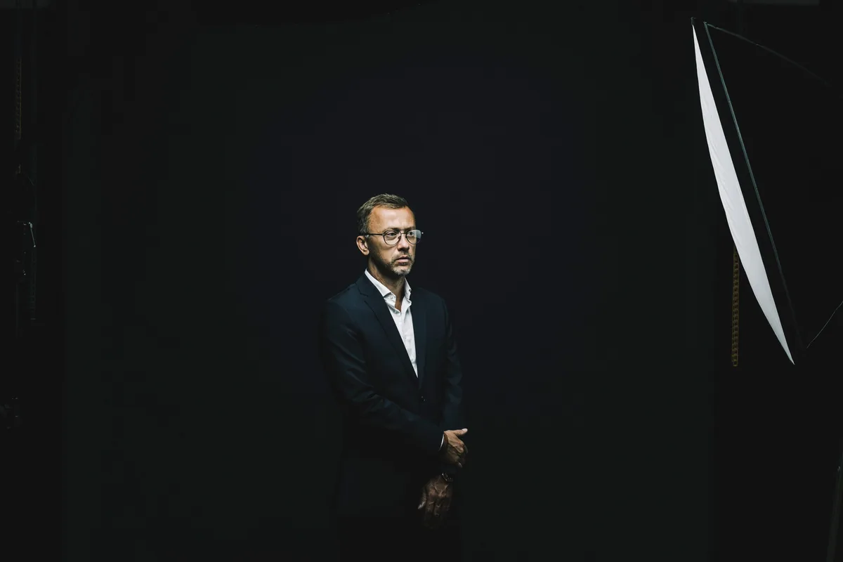 Meelis Vill valges t-särgis seina najal seismas